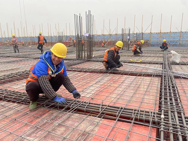 工人們正在現(xiàn)場進行鋼筋綁扎作業(yè)。中建八局供圖