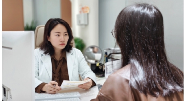余航美為求美者面診。重慶諾美欣悅（媛頌）醫(yī)療美容診所供圖