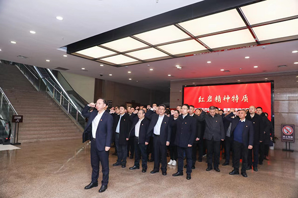 黨員干部重溫入黨誓詞。郵儲(chǔ)銀行重慶分行供圖