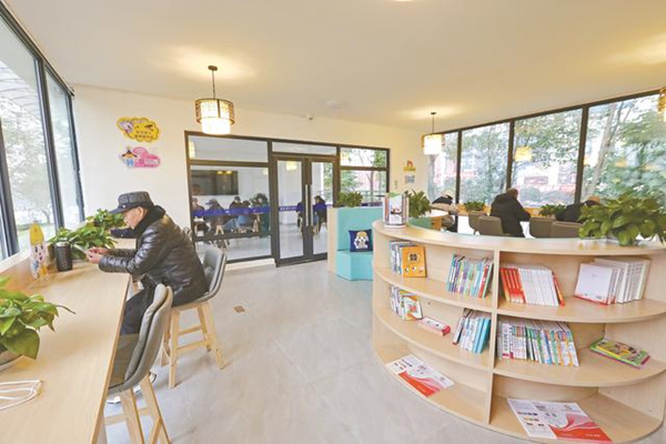 市民在“愛(ài)心驛站”休憩。岳池縣融媒體中心供圖