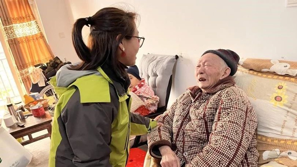 公益團(tuán)隊(duì)走進(jìn)居民家中進(jìn)行健康問(wèn)診。重慶松山醫(yī)院供圖