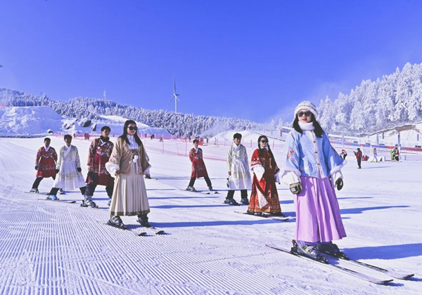 2023年12月23日，在豐都縣南天湖冰雪節(jié)啟動(dòng)儀式上，漢服愛(ài)好者們參加滑雪活動(dòng)。重慶豐都南天湖國(guó)際滑雪場(chǎng)供圖