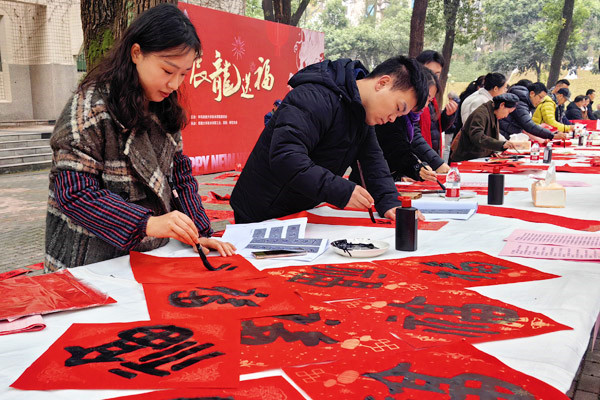 師生送“?！薄Ｔ軘z