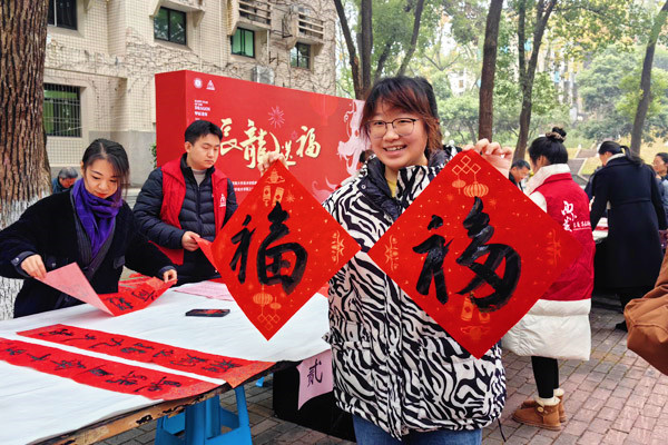 學(xué)生展示收到的“?！薄Ｔ軘z