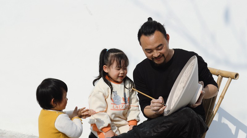 孩童在“縉泉燒”體驗陶藝研學(xué)文化。豐文街道三河村供圖