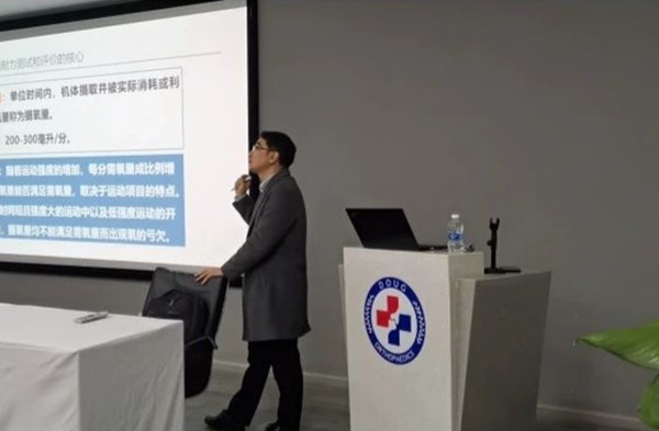 理論課培訓(xùn)中。重慶道格骨科醫(yī)院供圖