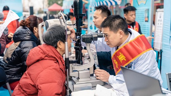 義診現(xiàn)場。重慶愛爾眼科醫(yī)院總院供圖