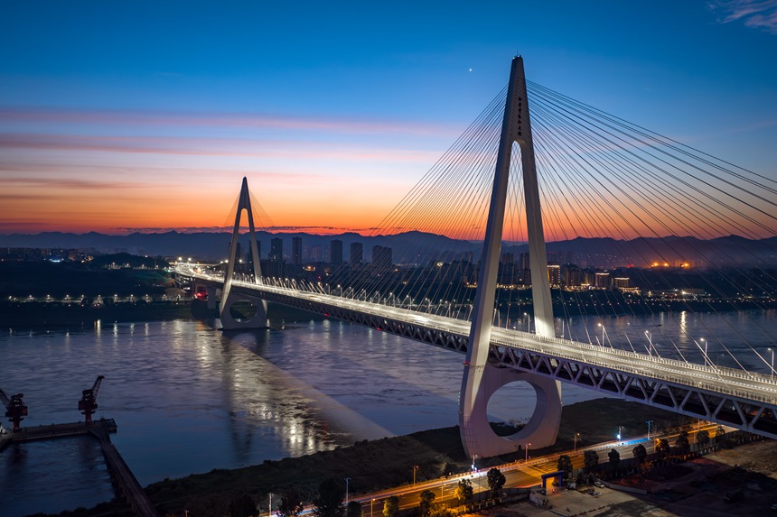 夜色中的白居寺長(zhǎng)江大橋。張坤琨攝