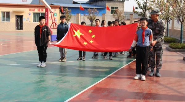 國旗文化進校園活動，走進永川區(qū)中小學。永川區(qū)教委供圖