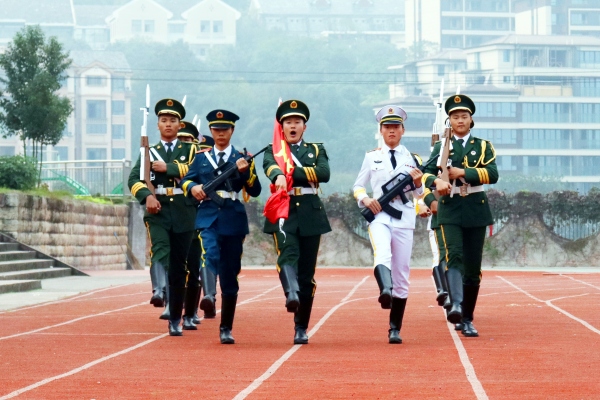 重慶華繡中專學校國旗護衛(wèi)隊均由十五六歲的學生擔任。永川區(qū)教委供圖