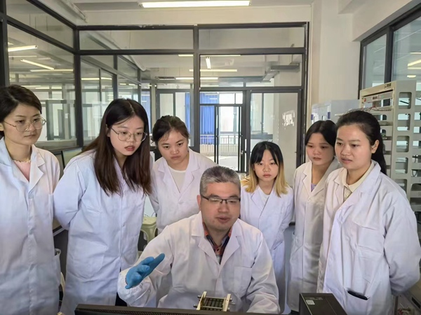 2023年12月，重慶科技大學冶金與材料工程學院青年教師陸世玉博士帶領學生開展新型儲能器件研究實驗。何靖攝