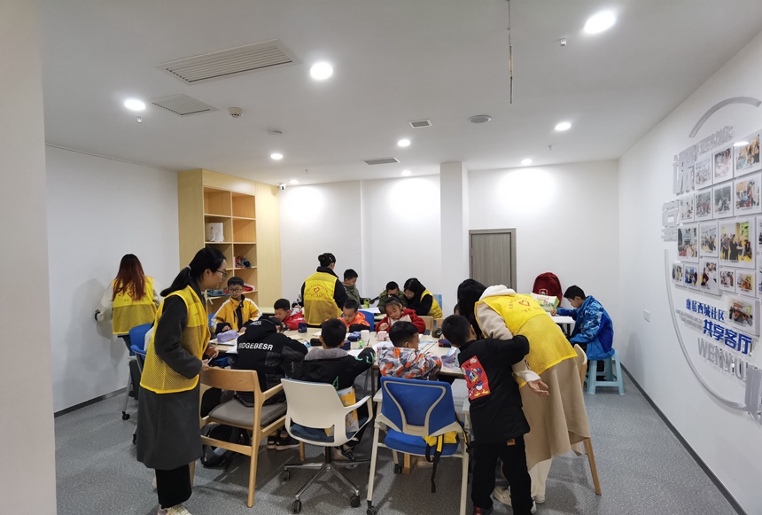公租房少年兒童在康居西城社區(qū)共享客廳讀書學(xué)習(xí)。重慶市公租房管理局供圖
