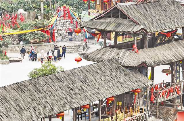 一月十二日，游客在石椅村游玩。