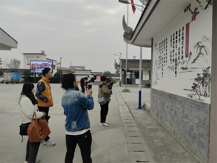 進行了采風創(chuàng)作。通過特色健身操的形式，引導村民們強身健體，傳遞中華體育精神，深入挖掘當?shù)靥厣幕械捏w育基因，為當?shù)氐泥l(xiāng)村振興賦能。