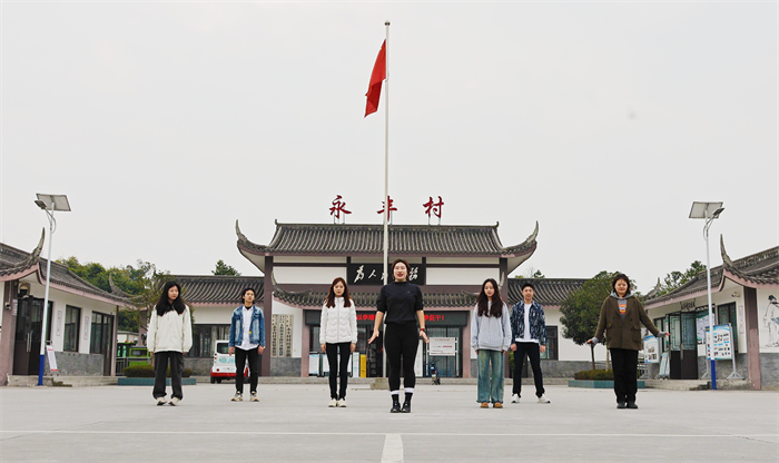 實踐團在永豐村進行采風創(chuàng)作，傳遞中華體育精神。北京體育大學供圖