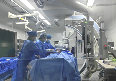 李煒（中）團(tuán)隊(duì)介入手術(shù)中。重慶西區(qū)醫(yī)院供圖