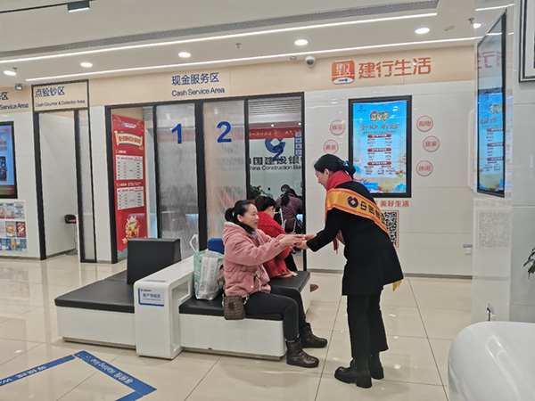 工作人員為市民送上臘八粥。建行重慶市分行供圖