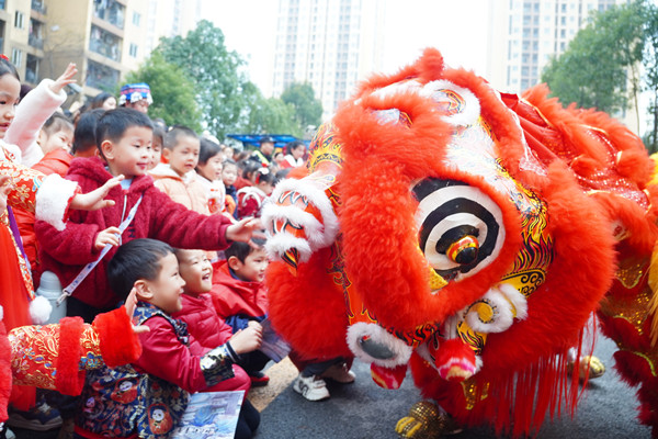 舞獅表演。學(xué)府悅園第三幼兒園供圖