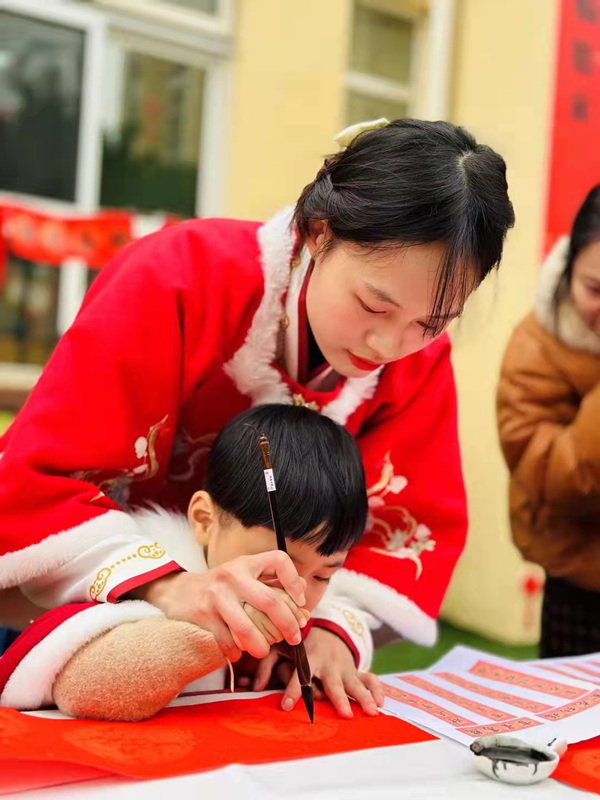 現(xiàn)場(chǎng)寫(xiě)對(duì)聯(lián)。學(xué)府悅園第三幼兒園供圖