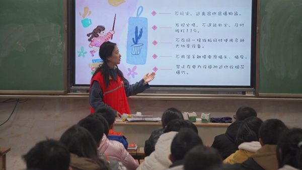 電力志愿者為師生們送上寒假用電安全“錦囊”。國(guó)網(wǎng)重慶永川供電公司供圖