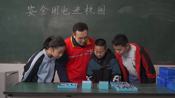 電力志愿者為師生們送上寒假用電安全“錦囊”。國(guó)網(wǎng)重慶永川供電公司供圖