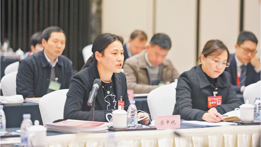 廖申祝代表（前排左一）就加強(qiáng)農(nóng)產(chǎn)品銷售渠道建設(shè)，助力鄉(xiāng)村振興提出建議。記者 羅斌 攝/視覺重慶