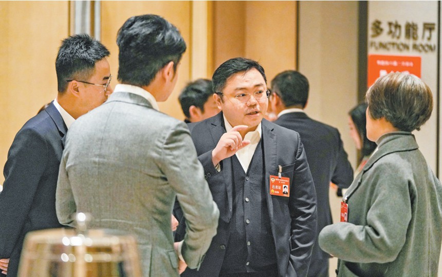 1月22日，市政協(xié)委員在會(huì)議間隙展開交流討論。見習(xí)記者 李雨恒 攝/視覺重慶