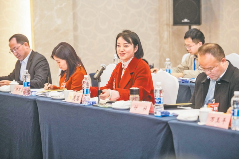 1月23日，黔江區(qū)代表團(tuán)舉行全體會(huì)議，田茂蓉代表（左三）就人大代表如何更好履職提出建議。記者 崔力 攝/視覺重慶