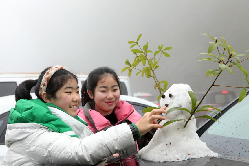 1月22日，永川區(qū)茶山竹海景區(qū)，游客在堆雪人。特約攝影 陳仕川/視覺重慶