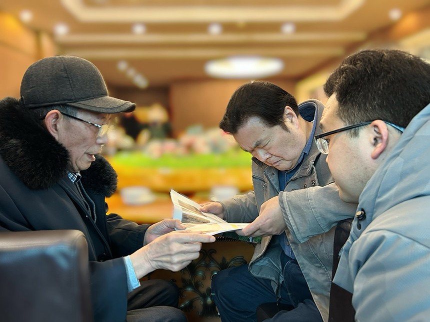 1月20日，專家們與吳炳銀（左一）交流。記者 趙迎昭 攝/視覺重慶