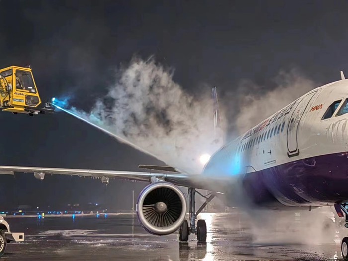 遭遇雨雪天氣時(shí)為飛機(jī)除冰。西部航空供圖