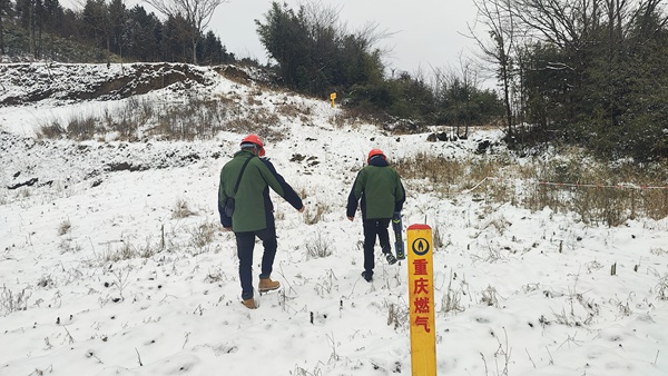 近期，受冷空氣影響，武隆區(qū)迎來新一輪降溫降雪天氣，海拔1700米以上地區(qū)有冰凍和道路結冰。圖為1月25日，重慶燃氣集團長南公司巡線人員正加緊對和順鎮(zhèn)周邊燃氣管線開展巡查，全力保障安全平穩(wěn)供氣。重慶燃氣集團供圖