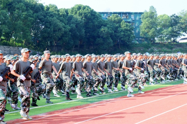 學(xué)生軍事訓(xùn)練常態(tài)化。重慶華繡中等專業(yè)學(xué)校供圖