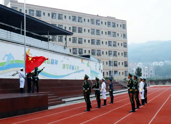 學(xué)校堅持以國防教育為核心。重慶華繡中等專業(yè)學(xué)校供圖