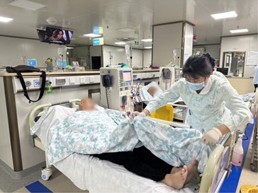 患者在接受治療。重慶中腎醫(yī)院供圖