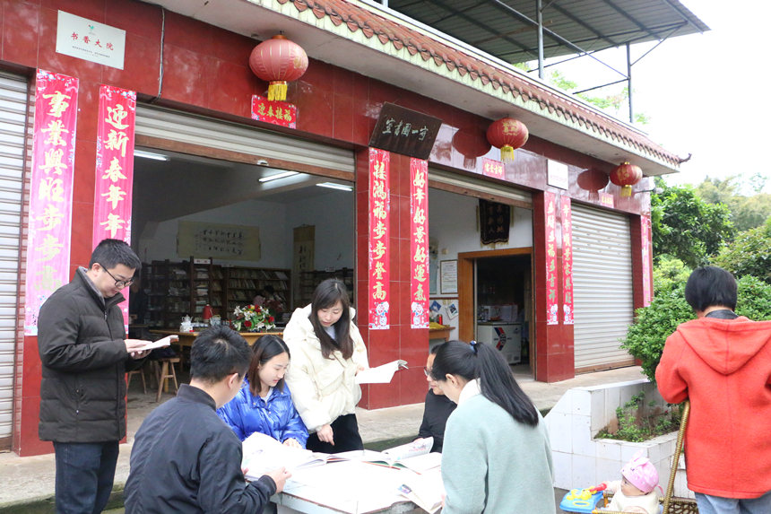 									自建農家書屋照亮“精神家園”					清晨薄霧還未散盡，山路依地勢蜿蜒。重慶市合川區(qū)龍鳳鎮(zhèn)米蘭村的“守一”圖書室里，裝修工程干得火熱。古稀之年的王治倫是這間圖書室的主人，往常天剛亮，王治倫就會起床，收拾穿戴好，清掃地面，燒好熱水泡好茶，靜候著前來看書的村民。由于地面返潮不利于圖書保存，王治倫考慮再三，決定趁著年前這幾天對圖書室進行整修。				