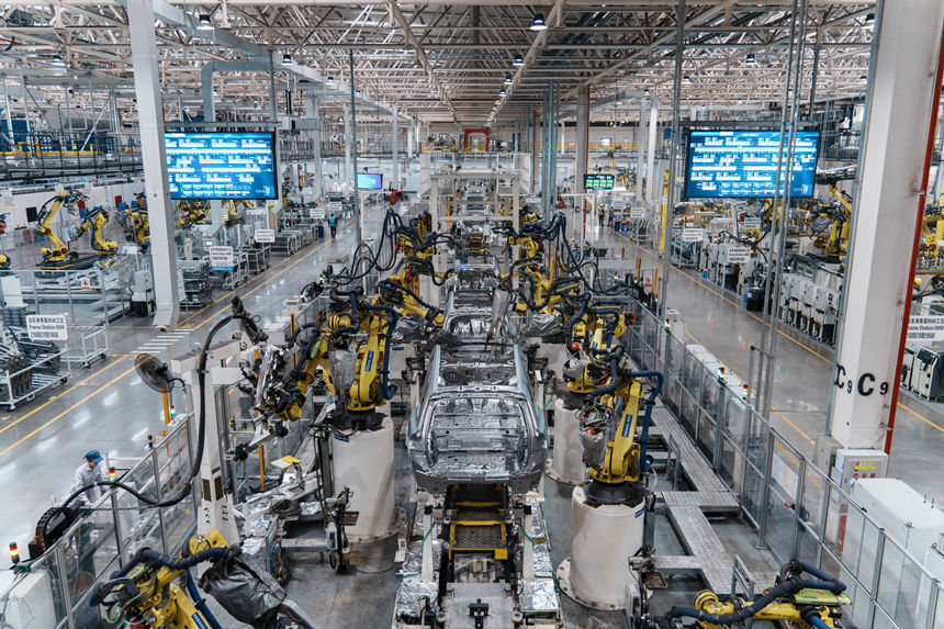 賽力斯汽車智慧工廠焊裝車間正在生產(chǎn)AITO問界新M7。 高彰攝