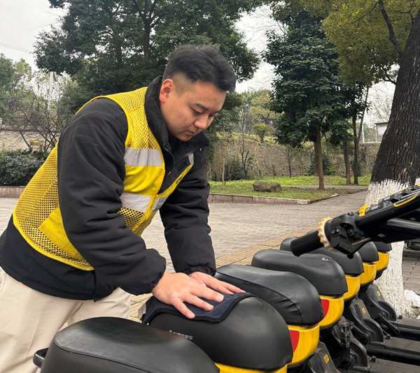 松果出行重慶萬州運維人員對車輛進行清潔。松果出行供圖