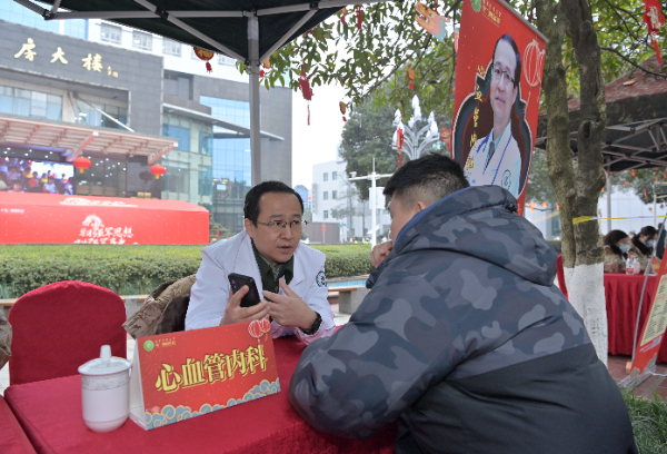 心血管內(nèi)科專家于世勇為市民義診。譚又銘攝