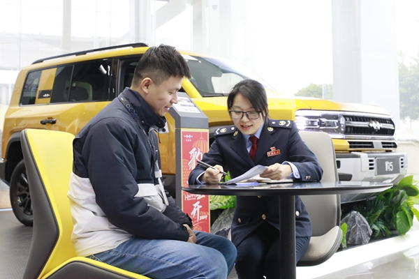 南岸區(qū)稅務(wù)人員陳露元為重慶方程豹汽車銷售有限公司人員講解車輛購置稅等稅收優(yōu)惠政策。楊燕攝