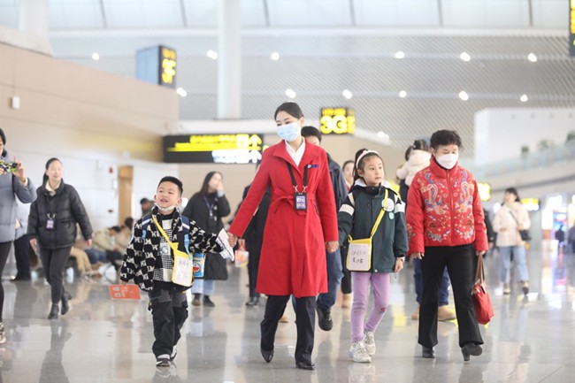 									單飛“無陪兒童”不孤單					隨著中小學放寒假，重慶各航空公司每天單飛的“無陪兒童”也多起來。來自重慶航空數據統(tǒng)計，從1月19日至30日，該航司已累計運送“無陪兒童”520人，最多的一天進出港“無陪兒童”接近200人。把每位“無陪兒童”平安地交到親人手中，并讓他們單飛過程中不孤單，是航空公司相關工作人員的“必修課”。				