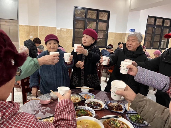 老人們吃團(tuán)年飯。重慶市第三社會福利院供圖
