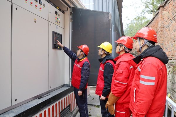 工作人員對充電站變壓器進行運行檢查。國網(wǎng)重慶永川供電公司供圖