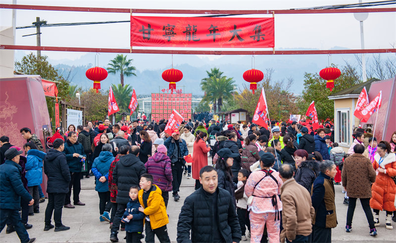 									他們?yōu)樯对缙疒s大集？					坐高鐵、換大巴，73歲的陳玉民睡了不到5個小時，興沖沖地爬起來，洗漱、撲粉、描眉……“老板，我請一天假，有重要的事?！?6歲的周仕華早上6點起來，拉伸筋骨、活動手腕，戴上帽子，頭也不回地扎進薄霧里。				