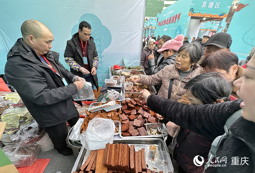 									廣場“集市”年味濃					“瞧，這是我剛買的龍興鎮(zhèn)龍筋豆干，一共8斤?！甭犝f有各個鄉(xiāng)鎮(zhèn)的特色農產品展銷，2月2日，家住重慶市渝北區(qū)仙桃街道和慶路社區(qū)的胡國偉早早地就來到了“趕集”現場，“春節(jié)要到了，正好給家里備點年貨?！?#13;				