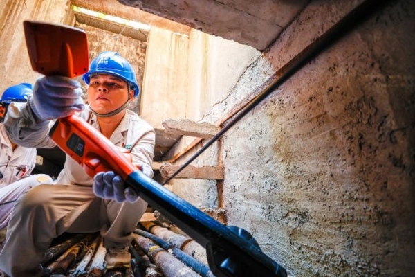 黃帆在10千伏國安線，利用電纜路徑查找儀定位電纜中間頭。龔超攝
