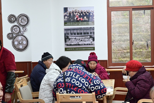 正在用餐的老人和家屬。李波攝