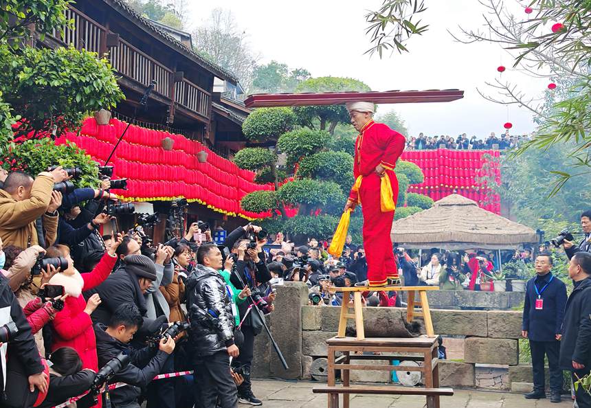 絕活表演“打盆上菜”。蘇展攝