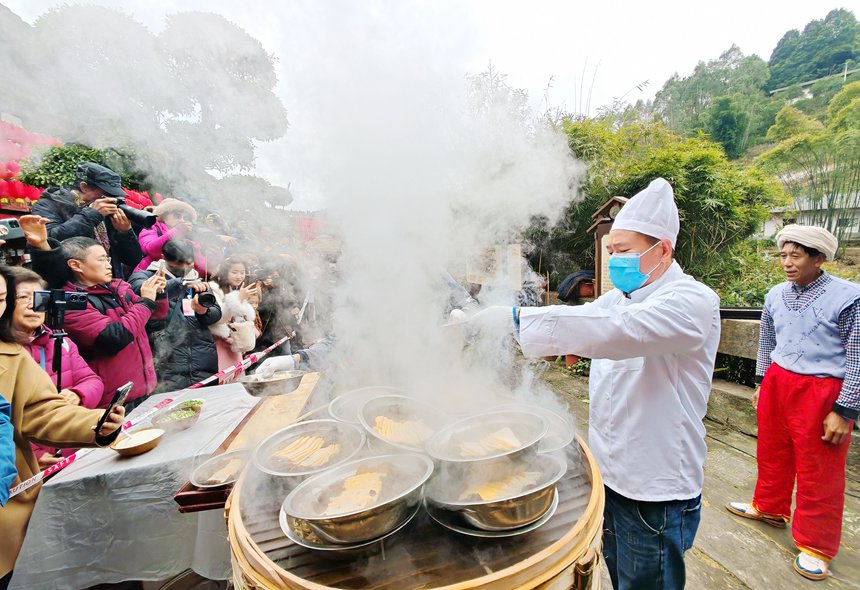 千米長宴開席。蘇展攝