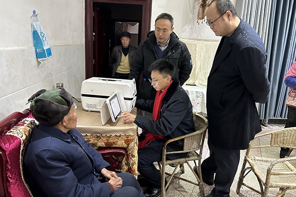 社保工作人員上門為95歲老年人辦理社?？?。重慶市人力社保局供圖